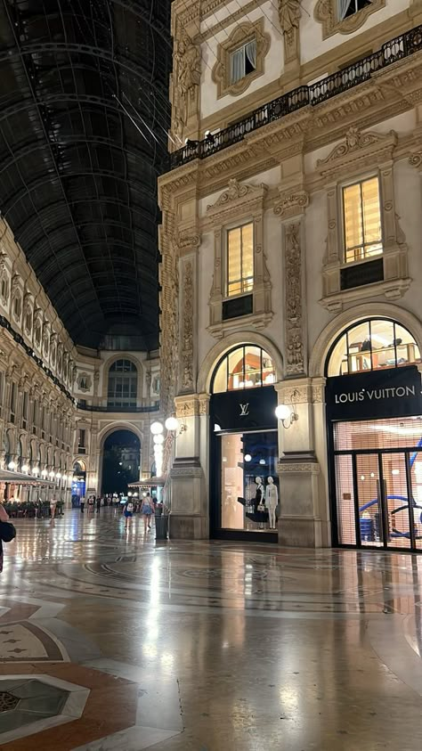 Milan Shopping Aesthetic, Luxury Shopping Aesthetic, Shopping Louis Vuitton, Milan Luxury, Shopping In Milan, Milan Shopping, Milan Aesthetic, Louis Vuitton Aesthetic, France Shopping