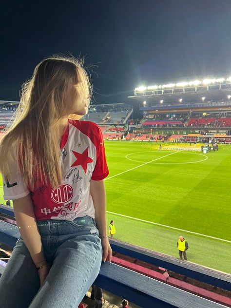 Football wife, football girlfriend, slavia, prague, football vibes, sports girl, sports fan, football jersey, football fan Football Aesthetic Girl, Football Girl Aesthetic, Soccer Game Outfits, Girls Playing Football, Girl Football Player, Football Wife, Soccer Girlfriend, Football Watch Party, Football Women