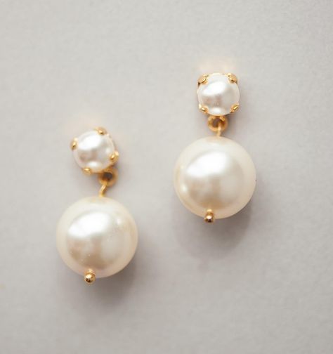 You have found your dream gown, now it’s time to find the perfect accessories to elevate your bridal look. Here are just a few of our fave earrings❤️ #bridalearrings #pearlearrings #weddingearrings #modernbridalearrings #statementearrings Minimalistic Bride, High Neck Gown, Pearl Drop Earrings Bridal, Classic Pearl Earrings, Pearl Bridal Earrings, Silver Bridal Earrings, Pearl Earrings Wedding, Gold Bridal Earrings, Pearl Jewelry Wedding