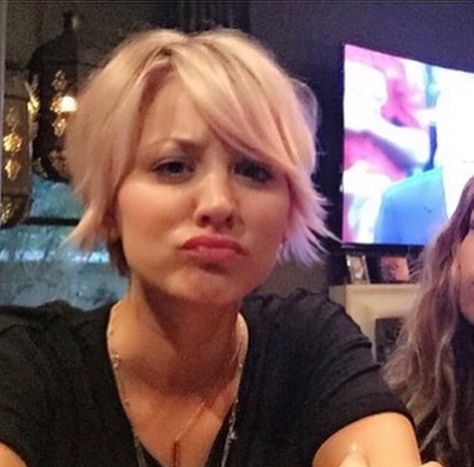 Kaley Kaley Cuoco Short Hair Grow Out, Choppy Short Hairstyles, Fine Flat Hair Haircuts Short, Growing A Pixie Into A Bob, Kaley Cuoco Pixie, Kort Bob, Kaley Cuoco Short Hair, Long Pixie, 짧은 머리