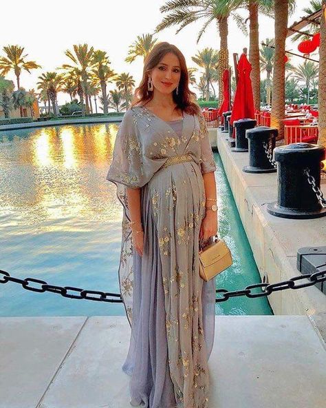 Maternity Evening Gowns, Indian Maternity, Dress For Pregnant, Elegant Maternity Dresses, Dress For Pregnant Women, Maternity Evening Dress, Dresses For Pregnant Women, Top Makeup, Clothes For Pregnant Women