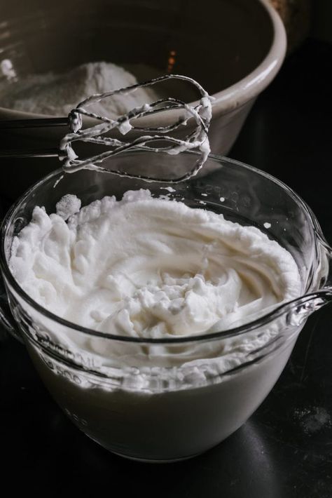 How to Whip Egg Whites to a Stiff Peak Whipped Egg Whites, Naturally Sweetened Desserts, Skillet Desserts, How To Make Eggs, Recipes Learn, Dutch Oven Recipes, Carnivore Diet, Homemade Seasonings, Homemade Whipped Cream