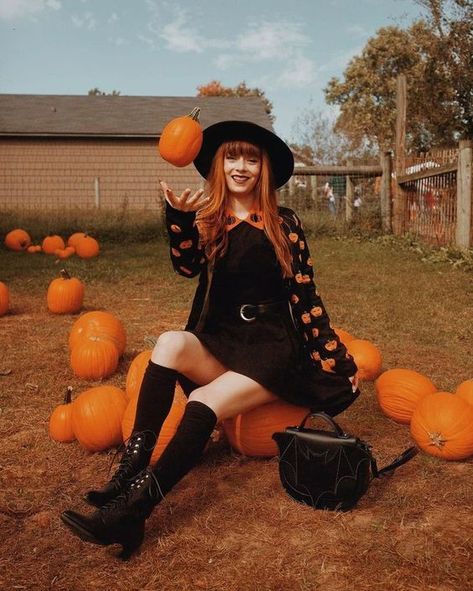 Easy witch costume ideas for women Cute Witch Costume, Halloween Fashion Outfits, Retro Filter, Office Halloween Costumes, Most Creative Halloween Costumes, Pumpkin Outfit, Pretty Halloween Costumes, Airbrush App, Witch Fashion