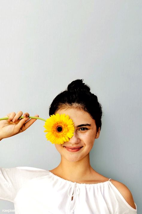 Lady Photoshoot Ideas, Evolution Project, Yellow Gerbera, Commercial Modeling, Face Flower, Gerbera Flower, Fotografi Iphone, Spring Photoshoot, Flower Photoshoot