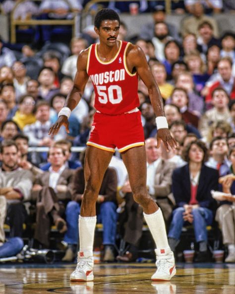 Houston Rockets on Instagram: “#OTD in 1983, Ralph Sampson made his NBA debut for the Houston Rockets. The 7-foot-4 phenom went on that year to win Rookie of the Year.” Manute Bol, Post Houston, Kareem Abdul-jabbar, Ralph Sampson, Sports Illustrated Covers, Basketball Photos, Rookie Of The Year, Nba Legends, Basketball Pictures