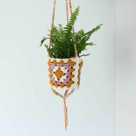 Crochet for Plant Lovers  Searching for crochet for plant lovers? Our roundup offers beautiful and creative plant hanger patterns perfect for displaying your favorite plants. Save this pin to keep these must-try crochet patterns at your fingertips! Crochet A Granny Square, Crochet Plant Hanger, Granny Square Haken, Granny Square Projects, Crochet Hanging, Scrap Yarn, Crochet Chain, Crochet Plant, Crochet Home Decor