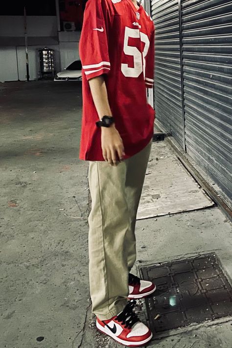 Chicago Jersey Outfit, Mens Red Shoes Outfit, Jersey Aesthetic Outfit Men, Nike Chicago Outfit, Red Nike Dunks Outfit Men, Sporty Outfits Men Sports, Red Air Jordans Outfit Men, Usc Dunks Outfit Men, Red Jordan Outfits Men