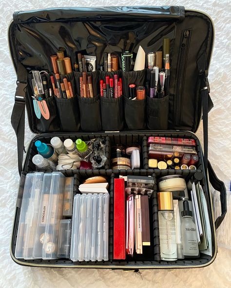 As a Professional Makeup Artist for Red Carpet events, I've tried tones of bags and organisation systems for my makeup products. This by far as been the most EFFECTIVE and ORGANISED system I tired!! You can have your products all in front of you which speeds up your makeup application. Amazon link attached at the top to find the bag😍 Big Makeup Organizer, Makeup Kit Organization, Stylist Aesthetic, Cosmetology Career, Makeup Artist Bag, Professional Makeup Bag, Artist Storage, Portable Makeup Storage, Acid Bath