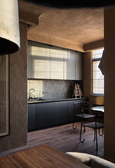 Japanese Aesthetics Fill This Dark and Moody Apartment - Airows Wabi Sabi Apartment, وابي سابي, Wabi Sabi Interior Design, Casa Wabi, Sergey Makhno, Design Interior Modern, Minimalist Dekor, Wabi Sabi Interior, Wabi Sabi Decor