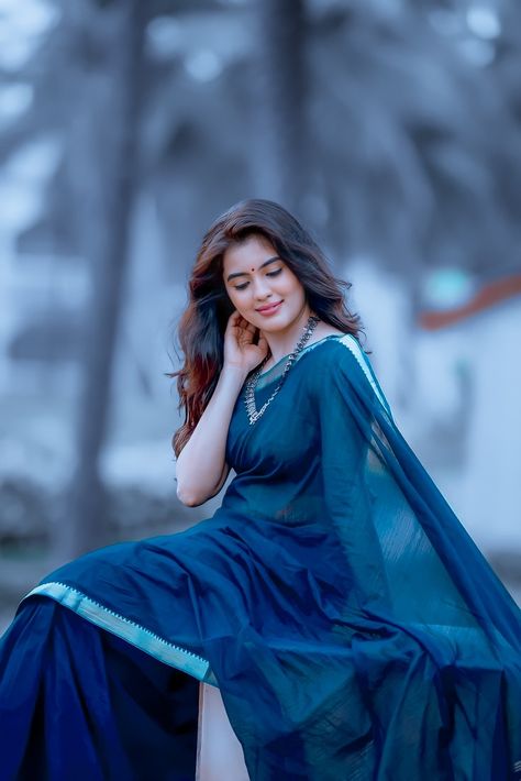 https://instagram.com/wi_fi_creation?igshid=YmMyMTA2M2Y= Amrita Aiyer, Amritha Aiyer, Gadgets Home, Beautiful Casual Dresses, Saree Poses, Girl Crush Fashion, Indian Photoshoot, Saree Photoshoot, Photo Pose Style