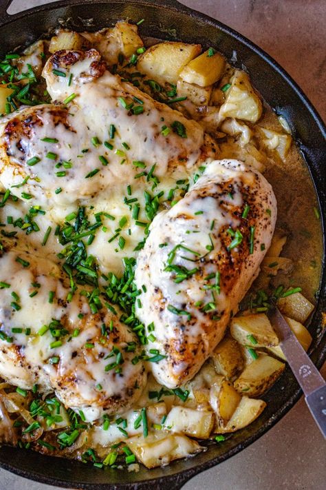 Cheesy French Onion Chicken with Potatoes - My Kitchen Little French Onion Skillet, Chicken With Potatoes, French Onion Chicken, Chicken Skillet Recipes, Chicken And Potatoes, Onion Sauce, Onion Chicken, Chicken Potatoes, Winner Winner Chicken Dinner