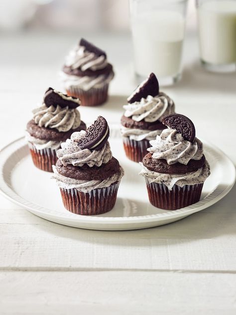 Transform simple chocolate cupcakes into an all-time favorite ice cream flavor: cookies and cream. By sandwiching luscious cream cheese frosting flecked with chocolate cookie crumbs between the cupcake’s layers, it even looks like a chocolate cream sandwich cookie. Cookies And Cream Cupcakes, Cookies And Cream Frosting, Cookie And Cream Cupcakes, Oreo Treats, Oreo Buttercream, Food Decorating, Cream Cupcakes, Dream Food, Buttercream Recipe