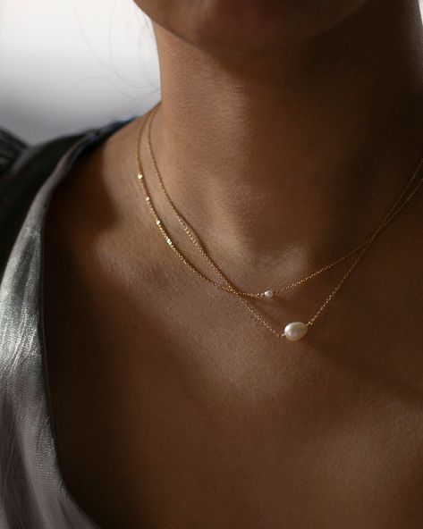 Tiny Fresh water pearl choker necklace. Super dainty & fun. Perfect wearing alone or layering with your favorite necklaces. ----------------------------------------------------------------------------------------------- Please select your choice of pearl size, Material and necklace length from the drop-down bar menu. ■ SHIPPING UPGRADES You can find shipping upgrades options in the drop bar menu when you check out. + Within the U.S Regular First-class : 2-6 business days Priority : 2-3days Expre Tiny Pearl Necklace, Short Necklaces, Simple Pearl Necklace, Fresh Water Pearl Necklace, Dainty Pearl Necklace, Pearl Necklace Gold, Water Pearl Necklace, Gold Pearl Necklace, Neck Jewellery