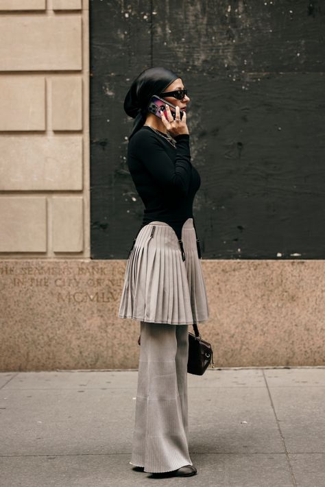 Lfw Street Style, Skirt Over Pants Street Style, Skirt Over Pants Outfits Street Styles, Pants And Skirt Outfit, Skirts Over Pants Outfits, Dress Over Pants Street Style, Pant Skirt Outfit, Nyfw 2023 Street Style, Dress Over Pants Outfits