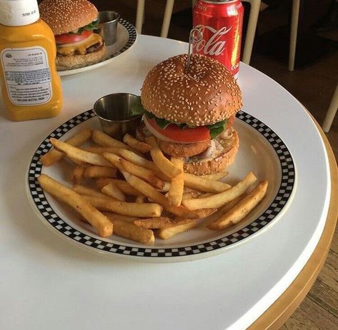 Fries And Burger, Burger Aesthetic, Healthy Hamburger, Think Food, Food Goals, Cafe Food, French Fries, Pretty Food, Food Cravings