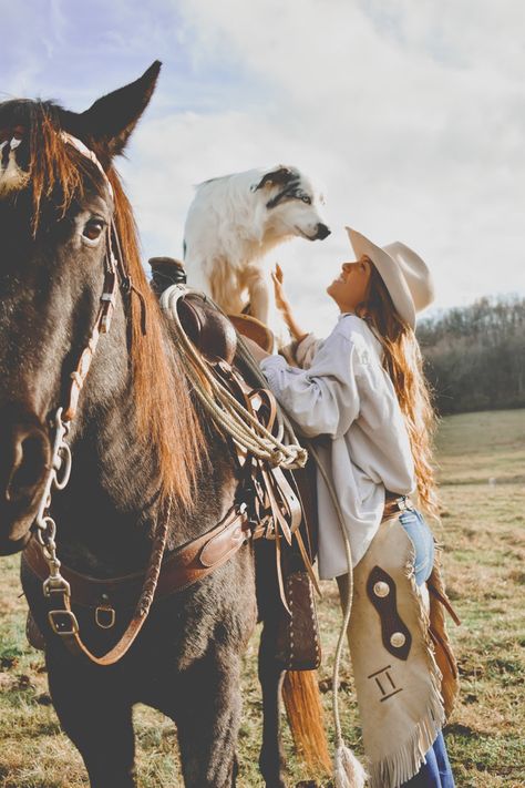 Family Horse Pictures, Fall Farm Photoshoot, Western Senior Pics With Horses, Western Photoshoot Ideas With Horse, Western Lifestyle, Western Pictures, Cowgirl Senior Pictures, Horse Senior Pictures, Cowgirl Photoshoot