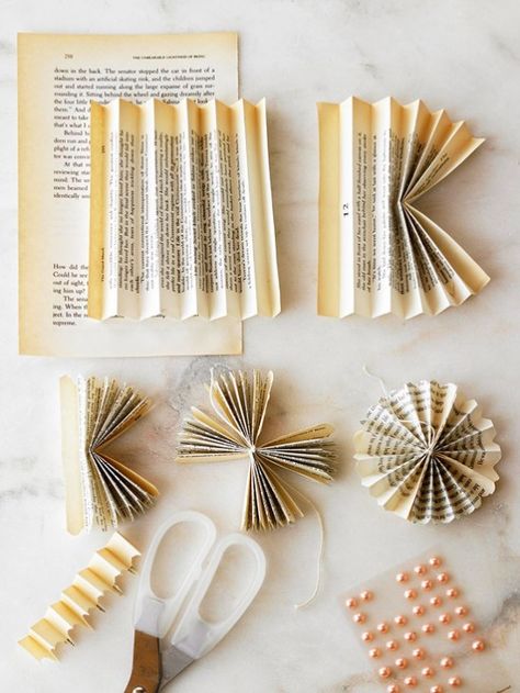 Sustainable Christmas gift ideas (Photo by http://www.bhg.com/decorating/do-it-yourself/fabric-paper-projects/stylish-projects-from-vintage-books/#page=8) Natal Natural, Paper Decorations Diy, Diy Jul, Diy Decoracion, Natural Christmas Decor, Sustainable Christmas, Christmas Crafts For Kids To Make, Easy Christmas Decorations, Diy Papier