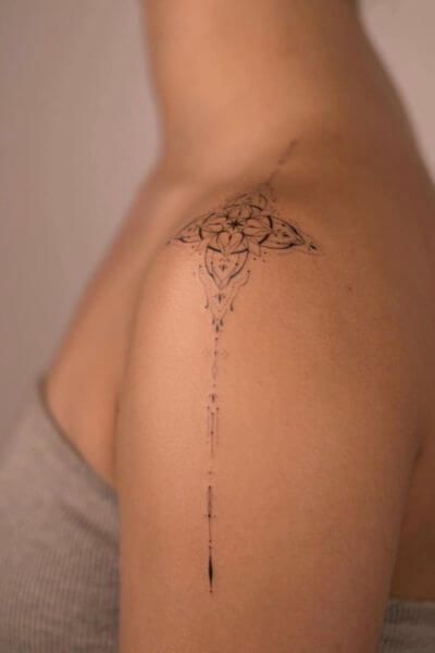 30 Small Shoulder Tattoo Ideas For Women That Are Meaningful Shoulder Dainty Tattoos For Women, Shoulder Tattoo For Women Meaningful, Filigree Shoulder Tattoo, 2025 Tattoo Ideas, Body Placement For Tattoos, Shoulder Bird Tattoos For Women, Shoulder Clavicle Tattoo For Women, Trapezius Tattoos For Women, Shoulder Jewelry Tattoo