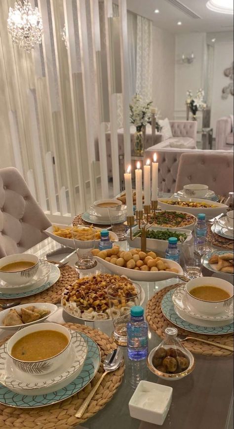 Setting Dinner Table, Dinner Table Design, Ramadan Table Setting, Table Ramadan, Ramadan Table, Decoraciones Ramadan, Food Display Table, Maximizing Small Spaces, Food Set Up