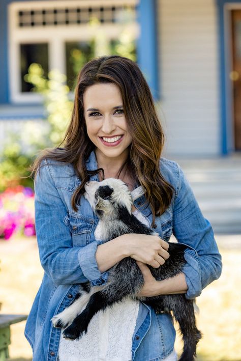 All of My Heart: Inn Love - Jenny (Lacey Chabert) is back with our favorite baby goats! Did you catch it? #FallHarvest #HallmarkChannel Hallmark Actresses Pictures, Lacey Chabert Hallmark, Brennan Elliott, Lacy Chabert, Hallmark Actresses, Popcorn Movies, Hallmark Actors, Hallmark Holiday Movies, Movie Makeup