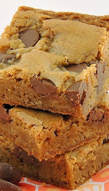 Blonde Brownies With Chocolate Chips, Blonde Brownies Recipe, Blonde Brownie Recipe, Best Blondies, Best Blondies Recipe, Blondies Recipe Easy, Blonde Brownie, Blonde Brownies, Chocolate Chip Blondies