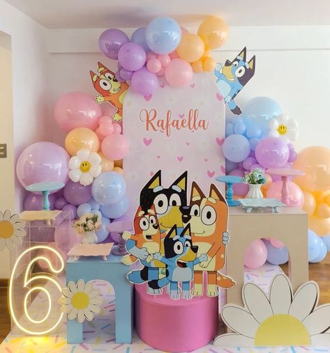 Bluey Girls Birthday Party, Bluey Birthday Party Ideas Pink, Bluey Centerpiece Ideas, Bluey Piñata, Bluey Birthday Party Decorations, Bluey Party Ideas, Bluey Themed Party, Fiesta Bluey, Bluey Birthday Party