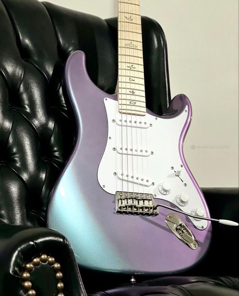 Pretty Guitars Electric, Purple Guitar Aesthetic, Echo Aesthetic, Purple Electric Guitar, Melody Piper, Gitar Vintage, Purple Guitar, Custom Bass Guitar, Electric Guitar Design