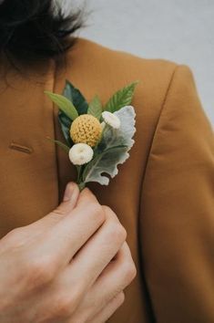 Rustic and simple wedding boutonniere idea  {Flaura Botanica} Fall Wildflower Boutonniere, Boutinere Ideas Groomsmen, Wedding Bouquets Simple, Simple Wedding Boutonniere, Rustic Chic Bouquet, Fall Boutonniere, Simple Boutonniere, Simple Wedding Bouquets, Prom Pics