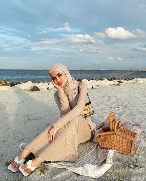 Beach Hijab Outfit Ideas, Hijab Beach Outfit, Hijabi Beach Outfit, Pantai Outfit, Outfit Ke Pantai, Summer Fashion Outfits Beach, Hijab Beach, Outfit Pantai, Tutorial Hijab Pashmina