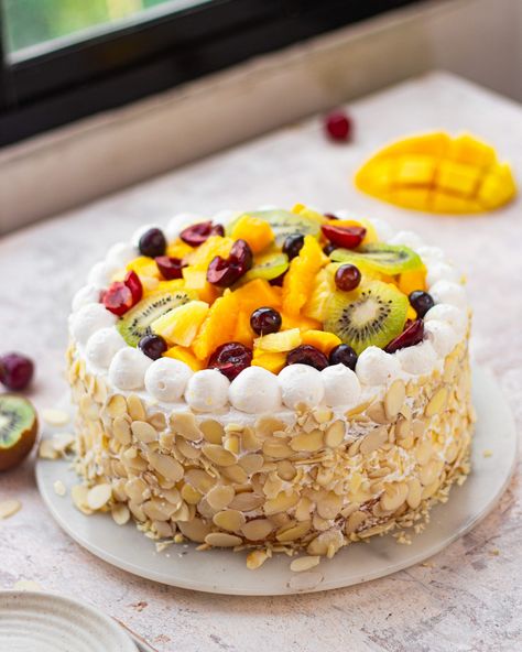 For all dads who are not that big on chocolate, this eggless fresh fruit cake is definitely going to be a treat for them! Fresh Fruits Cakes, Fresh Fruit Cream Cake, Fresh Cream Fruit Cake, Fresh Cake Recipe, Fruit And Cream Cake, Fruit Topping Cake, Fresh Fruit Cakes, Less Cream Cake Design, Fresh Fruit Cake Recipe