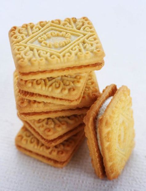 Custard Cream Biscuits Custard Cream Biscuits, Garibaldi Biscuits, Fig Rolls, Monster Snacks, Custard Creams, Rich Tea Biscuits, British Biscuits, Custard Cream, British Things