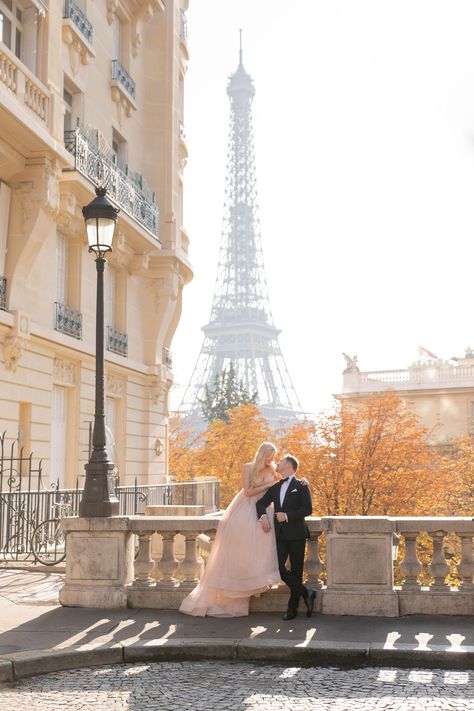 In Paris the radiant autumn colors are slowly fading as winter is coming. So here is a little goodbye to fall with Haylie & Tyler's autumn elopement photos at the Eiffel Tower. 🍂🧡🍁💛 / 📸: timeless paris #parisofficiant #officiantinparis #pariscelebrant #celebrantinparis #pariselopement #elopementparis #elopementinparis #elopeinparis #elopetoparis #pariswedding #weddinginparis #paris #eiffeltower #eiffeltowerstreetview #eiffeltowerelopement #eiffeltowerwedding #pariselopementpackage Paris Elopement Photography, Autumn Elopement, Eiffel Tower Wedding, Renewal Vows, French Chateau Weddings, Paris Engagement Photos, Paris Engagement, Paris In Autumn, Wedding In Paris