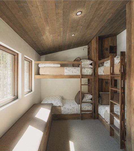 Wood Bunk Bed Ideas, Chalet Bunk Room, Bunk Cabin, Bunk Beds Built Into Wall, Guest Suite Ideas, Bunk House Ideas, Ski House Bedroom, Cabin Bunk Room, Lodge Bedroom