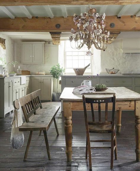 Be inspired and wowed by the bespoke beauty and impeccable design details culled from these rustic English country kitchen photos and designs by deVOL! Charlotte Reiss, English Country Kitchen, Koti Diy, Devol Kitchens, Country Kitchen Designs, Kitchen Farmhouse, Kitchen Wallpaper, Kitchen Photos, Cottage Kitchen