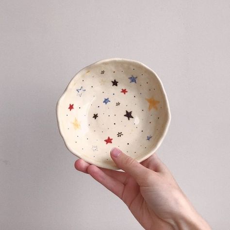 Small Clay Bowl Ideas, Star Ceramic Mug, Cute Bowl Designs Painted, Pottery Bowl Aesthetic, Handpainted Ceramic Bowls, Aesthetic Painted Pottery, Hand Pottery Ideas Simple, Stars Pottery Painting, Pottery Painting Ideas Stars