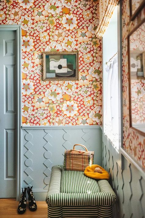 red wallpapered bathroom Parisian Peel And Stick Wallpaper, Textured Wallpaper Accent Wall Kitchen, Maxamilist Entryway, Colorful Baseboards And Trim, Master Bed Wallpaper, Eclectic Craftsman Home, Decorating Small Townhouse, Eclectic Bathroom Wallpaper, Colorful Board And Batten