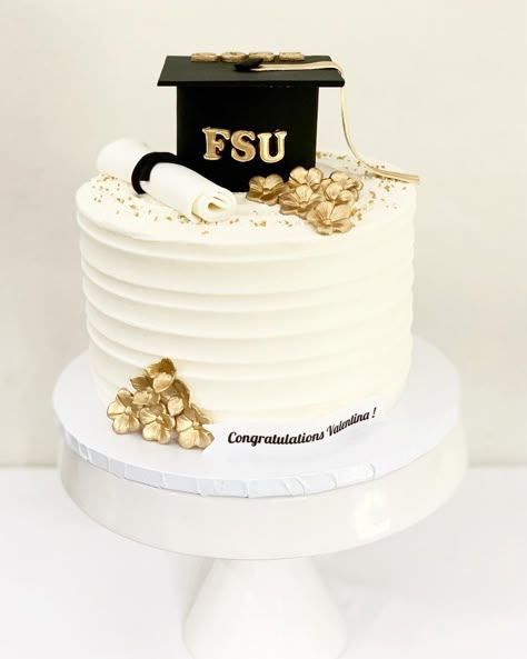 College Cakes Graduation, Minimalist Graduation Cake, Graduation Cake Ideas College, Small Graduation Cakes, Aesthetic Graduation Cake, Elegant Graduation Cakes, Cake Ideas Diy, Cute Quotes Aesthetic, Simple Graduation Cakes