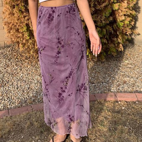 Maxi Skirt Purple, Purple Skirt Aesthetic, Purple Midi Skirt Outfit, Aesthetic Outfits With Long Skirts, Purple Outfits Aesthetic, Floral Maxi Skirt Outfit, Purple Skirt Outfit, Purple Floral Skirt, Purple Maxi Skirt