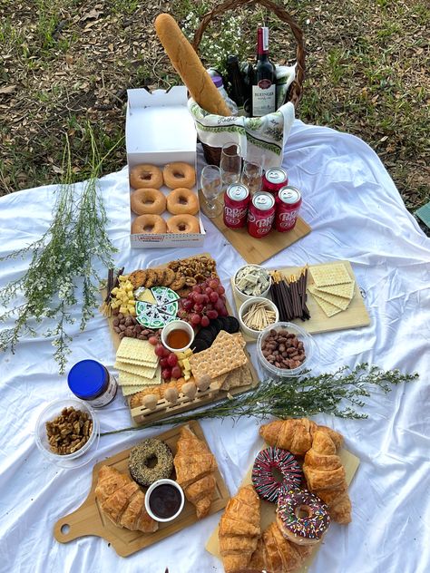 Cheese Board Picnic Ideas, Picnic Food Charcuterie, Picnic Food Ideas For Two Aesthetic, Picnic Arrangement Ideas, Cute Simple Picnic Ideas, Sunset Charcuterie Board, Picnic Tray Ideas, Charcuterie Board Beach Picnic, Simple Picnic Setup Ideas