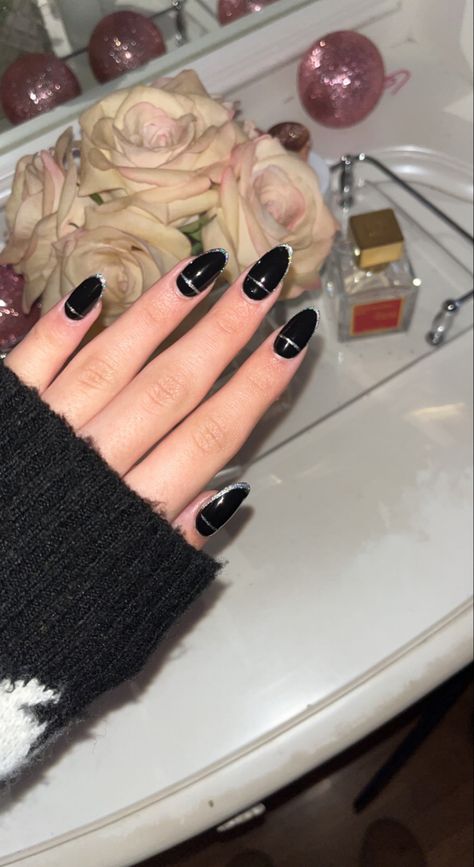 Short Almond Acrylic Nails Black And White, Black And Silver Nails Almond, Black And Silver Almond Nails, Silver Nails Gel, Black Silver Nails, French Almond, Black French Nails, Black Almond Nails, Silver Nail Designs