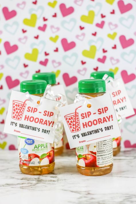 Sip-Sip Hooray Sip Sip Hooray Printable Free, Valentine Drinks, Bee Mine Valentine, Kitchen Knives Set, Clock Kitchen, Galentines Gifts, Sip Sip Hooray, Curtains Home, Valentine's Day Printables