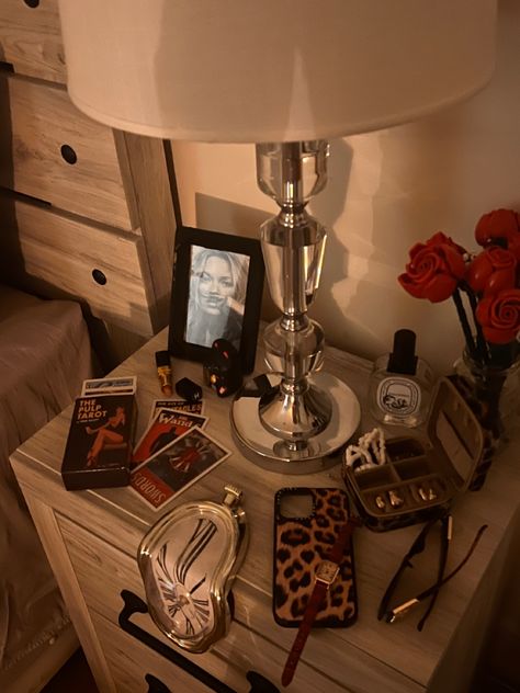 #aesthetic bedside table decor, bedside table inspo, room decor, bedroom ideas 2024 Glamorous Bedroom Aesthetic, Room Ideas Aesthetic Fashion, Night Stand Aesthetic Decor, Lawyer Bedroom, Model Aesthetic Room, Bougie Room Aesthetic, Aesthetic Lighting Bedroom, Cool Girl Apartment Aesthetic, Sultry Bedroom Ideas