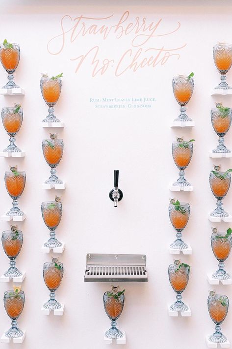 2023 Birthday Trends, Cocktail Backdrop Ideas, Wedding Cocktail Wall, Cocktail Wall Wedding, Unique Cocktail Hour Ideas, Drink Wall Wedding, Mimosa Wall, Champagne Wall Wedding, Photo Op Wall