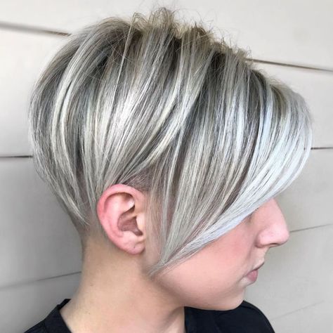 50 Pretty Ideas of Silver Highlights to Try ASAP - Hair Adviser Kort Pixie, Straight Hair Highlights, White Blonde Highlights, Pixie Haircut Ideas, Grey Highlights, Long Pixie Cuts, Silver Highlights, Silver Blonde, Cool Blonde