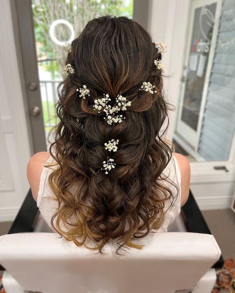 Boho half up look 🌿🕊️ Loving the added baby’s breath 🤍🤍 #bohochic #bohohairstyles #bridalhair @theveilbridalco 🌿🤍🕊️ | Instagram Half Up Half Down Indian Hairstyles, Curly Hairstyles Engagement, Indian Half Updo, Flowers In Hair Half Up Half Down, Flower Prom Hairstyles, Hairstyles With Baby Breath Flowers, Wedding Hair Half Up Half Down With Flowers, Flowers In Hairstyle, Babys Breath Hairstyles