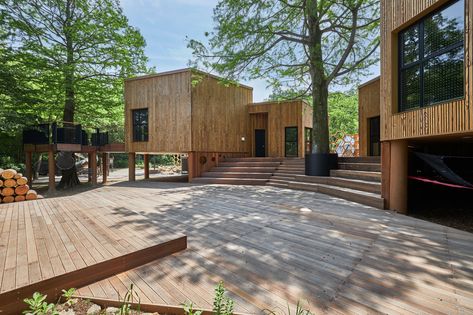 “Korea National Arboretum Children's Forest School” is used as an educational and exhibition space to inform children about the importance of forests and the environment in a fun and easy way through the building and the exhibition of outdoor spaces.  The architectural concept is based on the biophilic design in which nature, ecosystem and architecture coexist. The first starting point of this project is the harmony between the building and the existing trees. We preserve the old fir and cypress Building Around Trees, Nature School Architecture, Architecture Around Trees, Forest School Building, Forest School Architecture, Outdoor School Design, Outdoor Education Space, Biophilic School Design, Nature School Design