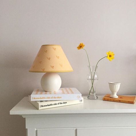 Mode Pastel, Apartment Decoration, Minimalist Room, Style Deco, Aesthetic Rooms, Decoration Inspiration, Yellow Aesthetic, Aesthetic Bedroom, Mellow Yellow