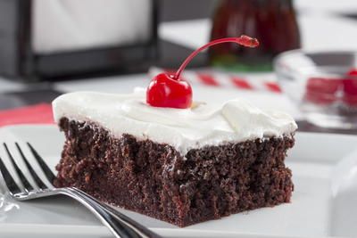 Chocolate Cherry Cola Poke Cake | EverydayDiabeticRecipes.com Cherry Jello Poke Cake, Cherry Poke Cake, Creamy Cakes, Jello Poke Cake, Yellow Cake Mix Recipes, Super Moist Chocolate Cake, Sugar Recipes, Healthy Cake Recipes, Kolaci I Torte