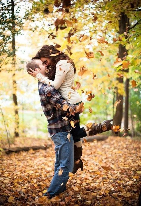 Fall Couple Pictures, Autumn Wedding Ideas, Fall Engagement Shoots, Fall Couple Photos, Creative Engagement Photo, Fall Engagement Pictures, Cute Engagement Photos, Couple Engagement Pictures, Wedding Engagement Pictures