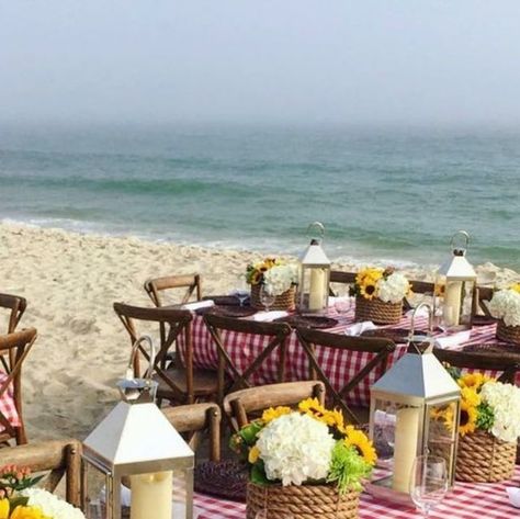 Robin L. Davis on Instagram: "For. The. Red. White. And. Sunflowers. With the July 4th weekend upon us, I can’t help but dream about entertaining and gathering tabletop inspiration. Is there anything more old school Americana than red and white checkered tablecloths and sunflowers on the beach?? How about the idea of a clam bake? Are you salivating yet? Happy #tabletoptuesday even if it’s a virtual pretend celebration! #yourewelcome . . . Repost @handydallaireevents . . . . . . . . . . #setthetable #tablescapes #table #tablesetting #tabledecor #tablesettings #tablescape #entertaining #clambake #beach #beachparty #redwhiteandblue #checkered #tablecloth #tablecloths #floral #arrangement #sunflowers #ocean #coastalliving #coastal #coastaldecor #ocean #sand #july4th #4thofjuly #oldschoo Red And White Checkered, Ocean Sand, Checkered Tablecloth, Clam Bake, Thursday Night, Rehearsal Dinner, Coastal Living, Floral Arrangement, Coastal Decor